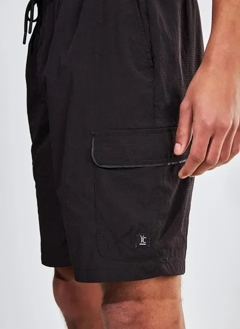 bermuda com bolsos cargo e elástico bermuda com bolsos cargo e elástico