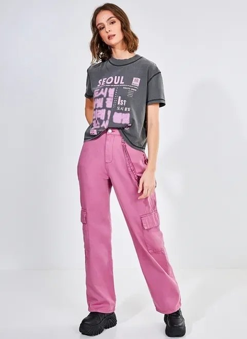 calça reta em sarja com corrente e bolsos calça reta em sarja com corrente e bolsos