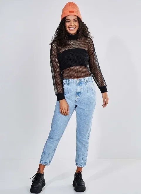 calça mom cintura alta em jeans claro calça mom cintura alta em jeans claro