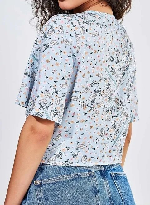 blusa estampa floral e paisley com amarração blusa estampa floral e paisley com amarração