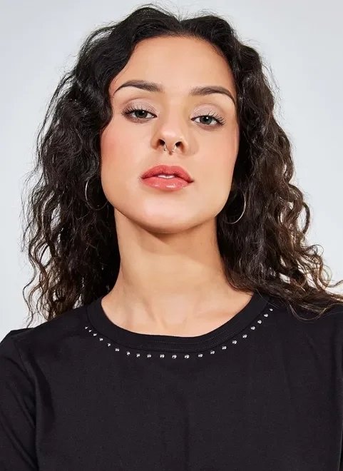 blusa com aplicação de tachinhas blusa com aplicação de tachinhas