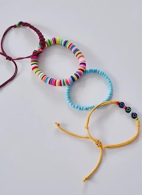 kit pulseiras coração e pastilhas coloridas kit pulseiras coração e pastilhas coloridas
