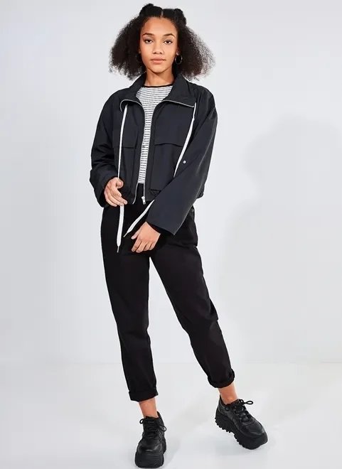 calça preta mom em sarja calça preta mom em sarja