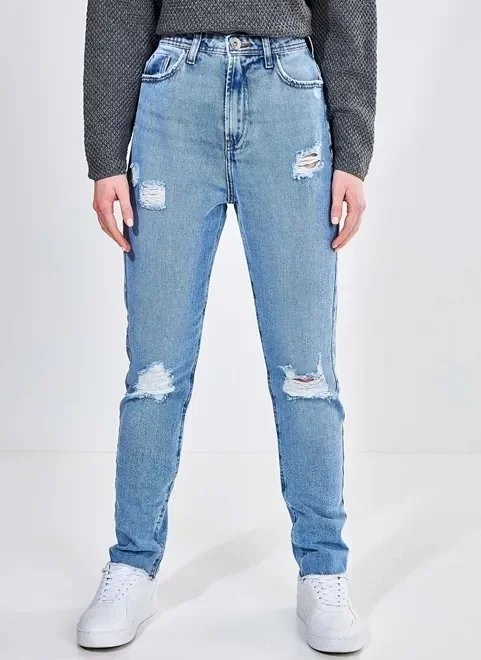 calça mom jeans claro com puídos calça mom jeans claro com puídos