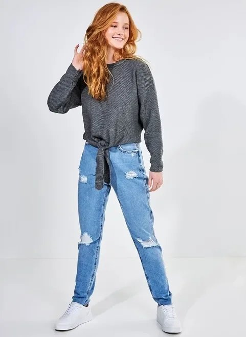 calça mom jeans claro com puídos calça mom jeans claro com puídos