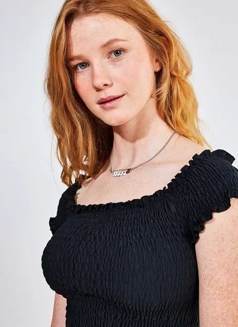 blusa cropped ombro a ombro em lastex blusa cropped ombro a ombro em lastex