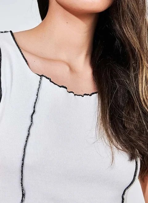 regata cropped com costura contrastante regata cropped com costura contrastante