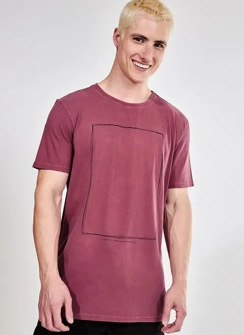 camiseta alongada vinho estampa geométrica camiseta alongada vinho estampa geométrica