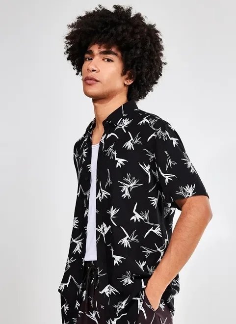camisa preta com flores brancas camisa preta com flores brancas