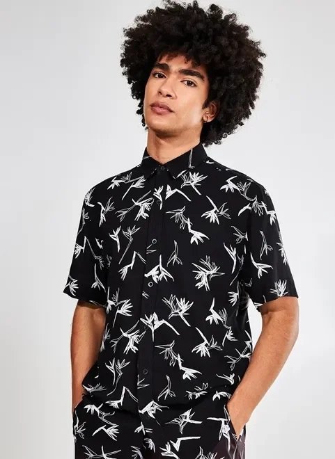 camisa preta com flores brancas camisa preta com flores brancas