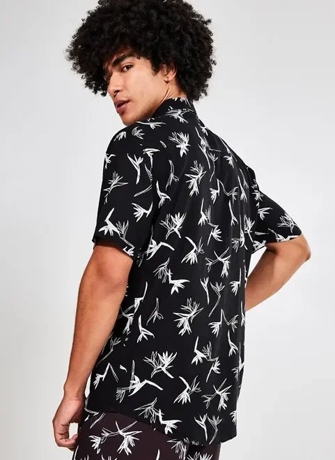camisa preta com flores brancas camisa preta com flores brancas