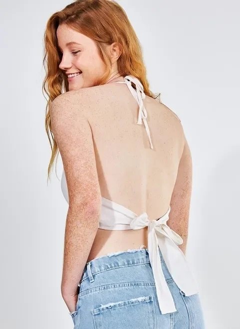 blusa cropped com decote soltinho e amarração blusa cropped com decote soltinho e amarração