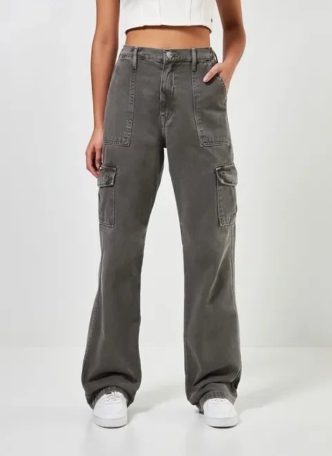 calça wide leg em sarja cinza cargo calça wide leg em sarja cinza cargo