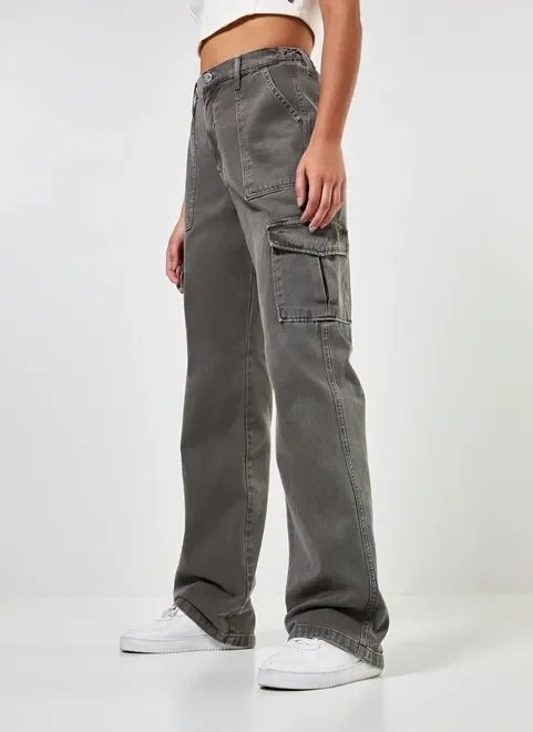 calça wide leg em sarja cinza cargo calça wide leg em sarja cinza cargo