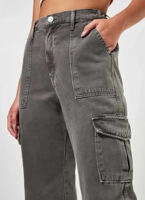 calça wide leg em sarja cinza cargo calça wide leg em sarja cinza cargo