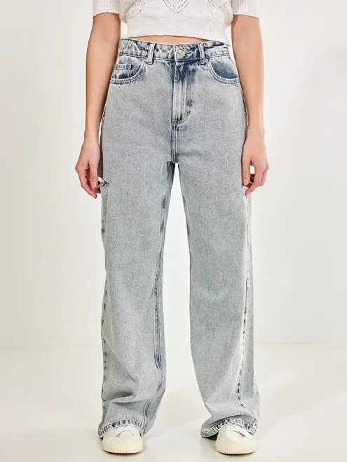 calça jeans reta over com rasgo lateral calça jeans reta over com rasgo lateral