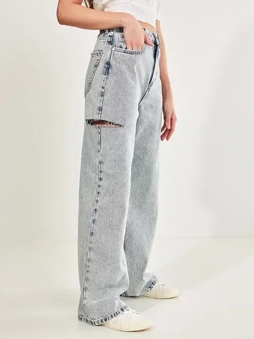 calça jeans reta over com rasgo lateral calça jeans reta over com rasgo lateral