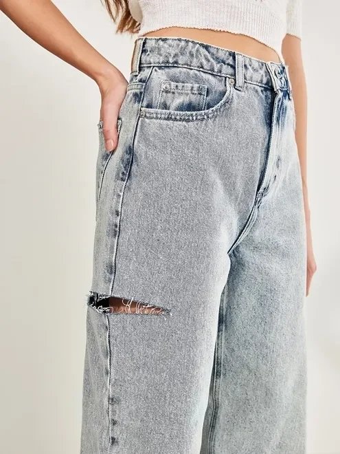 calça jeans reta over com rasgo lateral calça jeans reta over com rasgo lateral