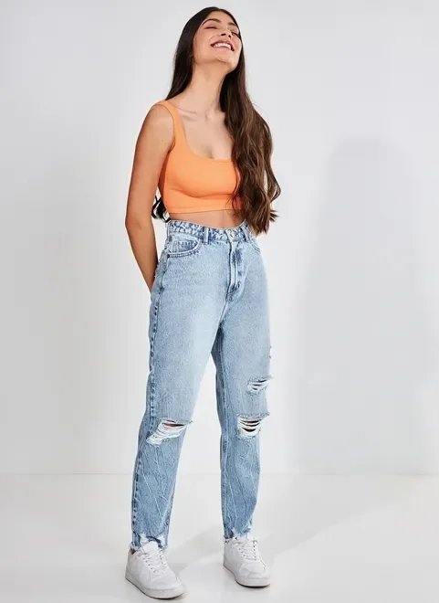 calça mom cintura alta com puídos calça mom cintura alta com puídos