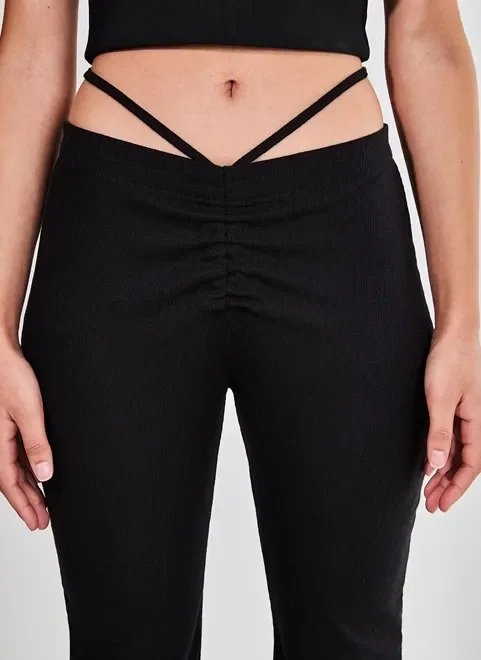 calça em malha com tiras na cintura calça em malha com tiras na cintura