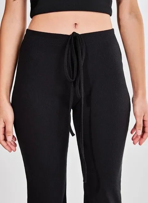 calça em malha com tiras na cintura calça em malha com tiras na cintura