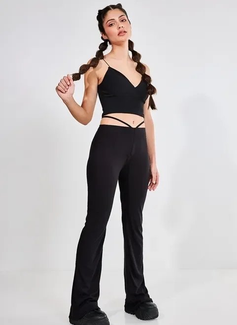 calça em malha com tiras na cintura calça em malha com tiras na cintura