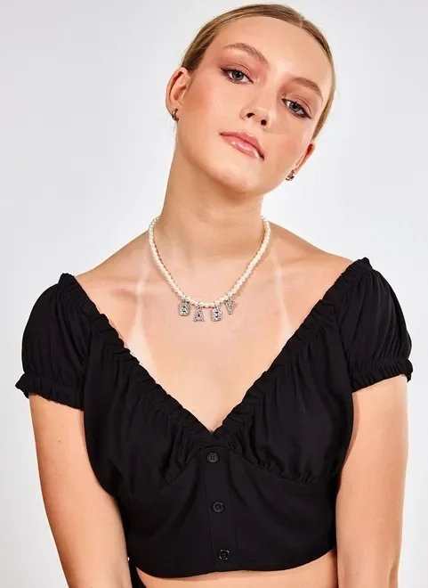 blusa cropped preta com decote blusa cropped preta com decote