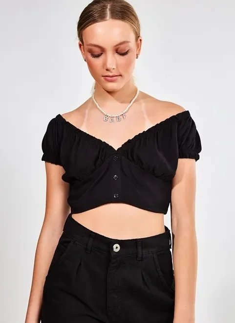 blusa cropped preta com decote blusa cropped preta com decote