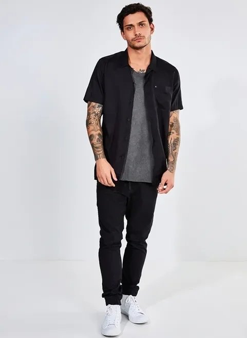 camisa básica com bolsinho camisa básica com bolsinho