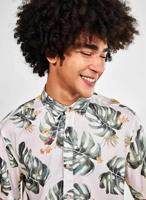 camisa manga curta com estampa tropical camisa manga curta com estampa tropical