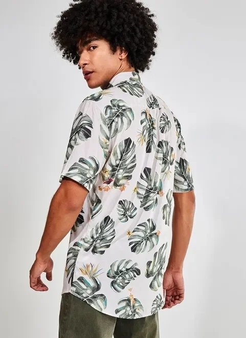 camisa manga curta com estampa tropical camisa manga curta com estampa tropical