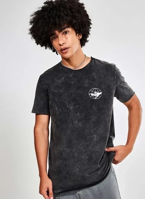 camiseta preta marmorizada com estampa nas costas camiseta preta marmorizada com estampa nas costas