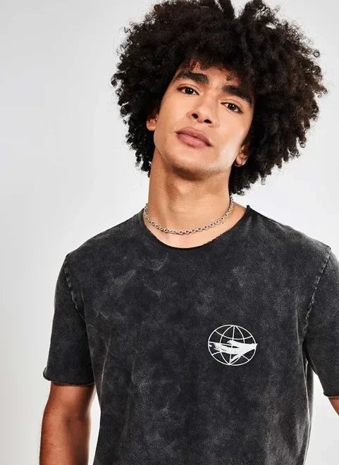 camiseta preta marmorizada com estampa nas costas camiseta preta marmorizada com estampa nas costas