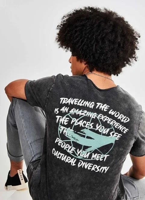 camiseta preta marmorizada com estampa nas costas camiseta preta marmorizada com estampa nas costas