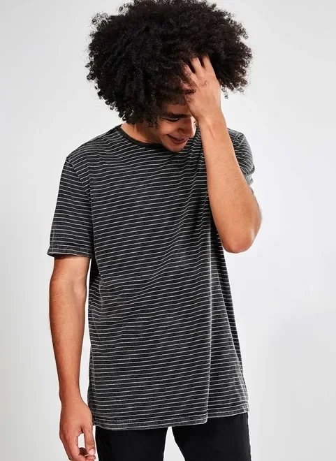 camiseta preta listrada camiseta preta listrada