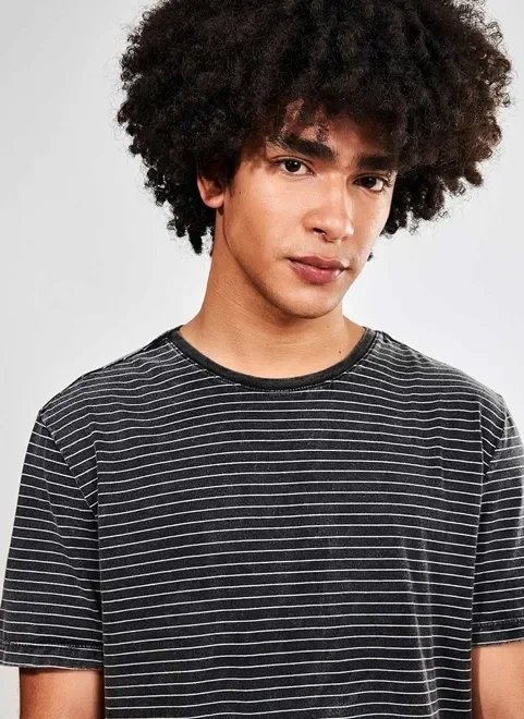 camiseta preta listrada camiseta preta listrada