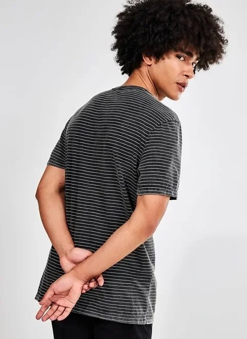 camiseta preta listrada camiseta preta listrada
