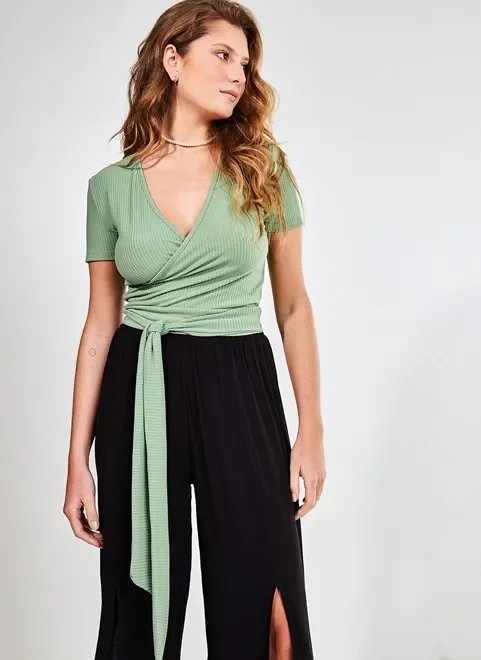 blusa verde em malha canelada com amarração blusa verde em malha canelada com amarração