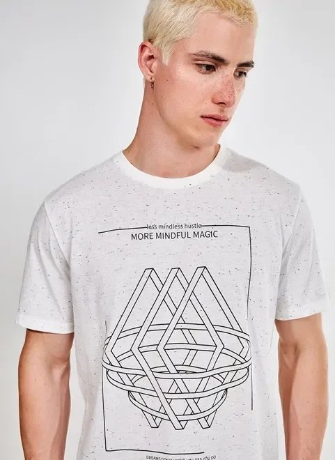camiseta off white com estampa geométrica camiseta off white com estampa geométrica