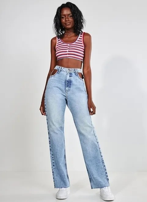 calça jeans reta com recorte nos bolsos calça jeans reta com recorte nos bolsos