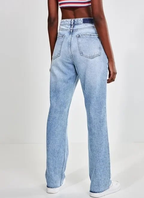 calça jeans reta com recorte nos bolsos calça jeans reta com recorte nos bolsos