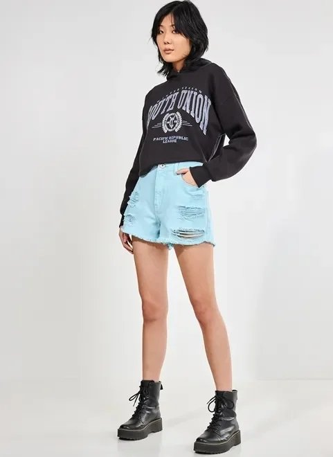 shorts jeans azul com rasgos shorts jeans azul com rasgos
