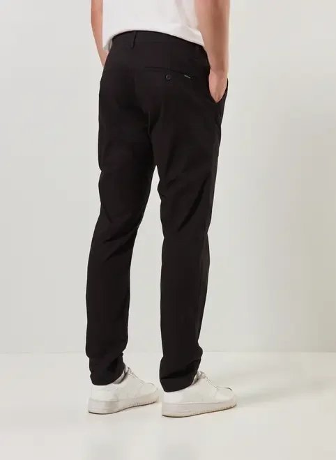 calça chino slim em sarja preta calça chino slim em sarja preta