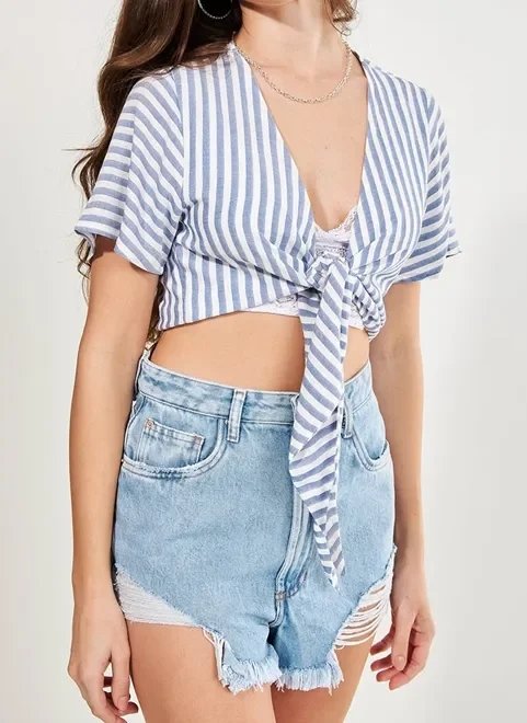 blusa cropped listrada com amarração blusa cropped listrada com amarração