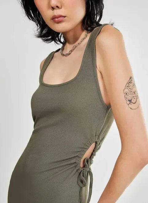 vestido midi justo com abertura lateral vestido midi justo com abertura lateral