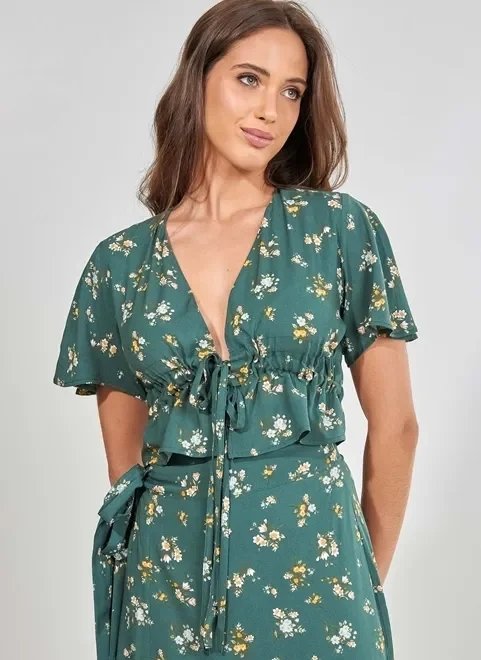 blusa cropped verde com flores blusa cropped verde com flores