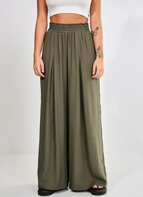 calça pantalona verde militar com fenda calça pantalona verde militar com fenda