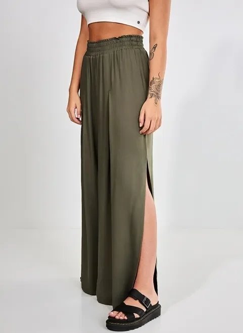 calça pantalona verde militar com fenda calça pantalona verde militar com fenda