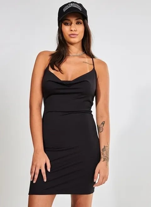 vestido curto preto com gola boba vestido curto preto com gola boba