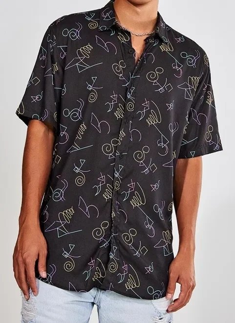 camisa manga curta preta com desenhos neon camisa manga curta preta com desenhos neon